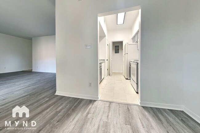 Foto del edificio - 6500 Harbor Town Dr
