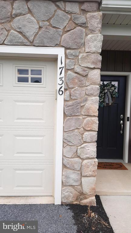 Foto principal - 1736 Fairbank Ln