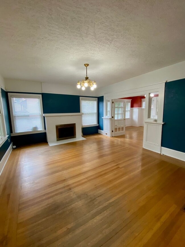 Building Photo - Beautiful Craftsman on Broadway with Live-...