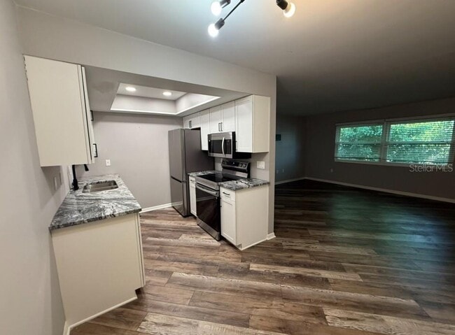 Building Photo - 5800 Hollywood Blvd