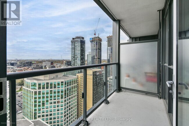 Photo du bâtiment - 300 Front St W