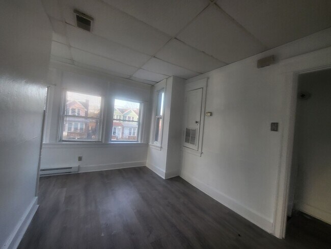 Building Photo - West End 1 Bedroom