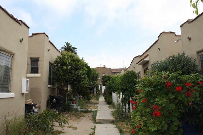 Building Photo - 4167 Oakwood Ave