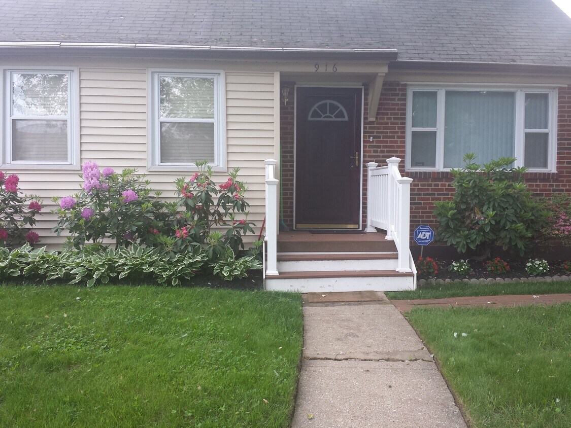 Foto principal - 916 Highview Dr
