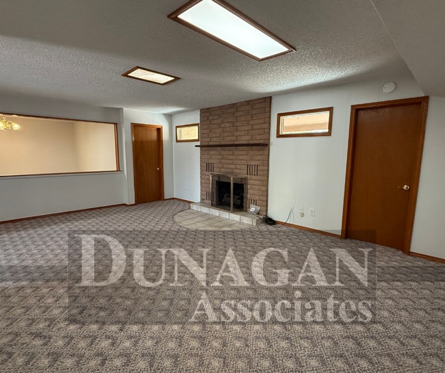 Building Photo - 8/28 @2:25 PM SCHEDULED SHOWING!!