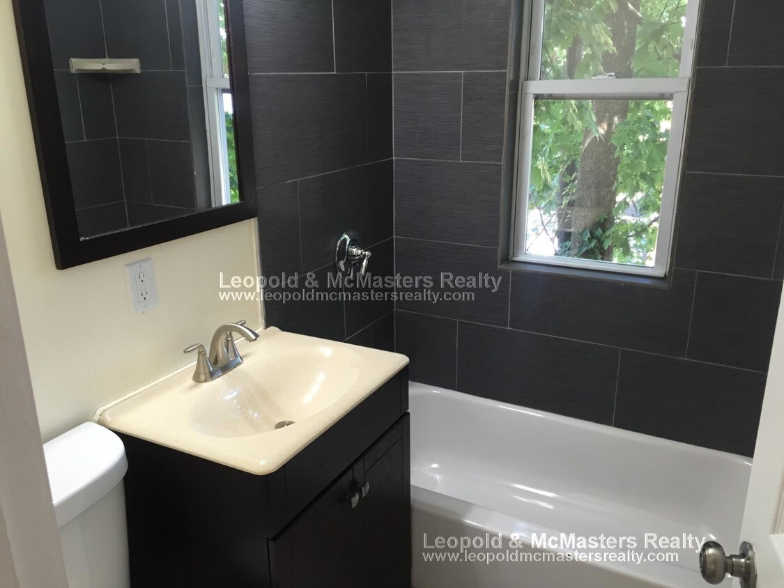Building Photo - Room for rent in a 3 BD