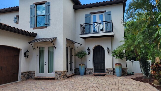 Foto del edificio - Seasonal stunning 5/5 pool home west of trail near Siesta Key!