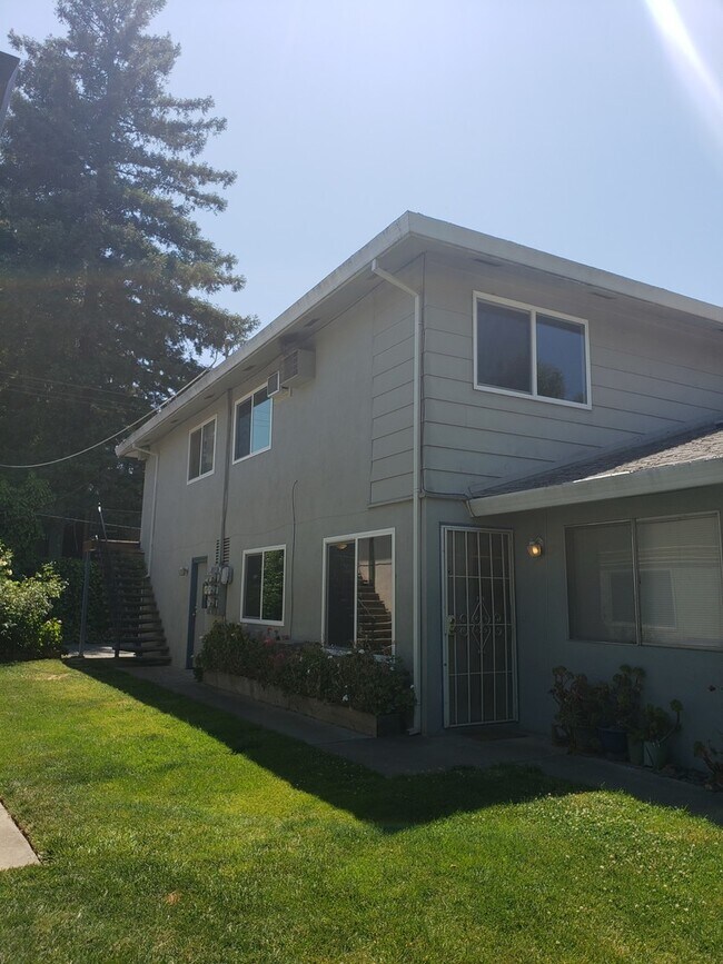 Building Photo - 4-Plex Centrally located - 2bdrm, 1 bath.