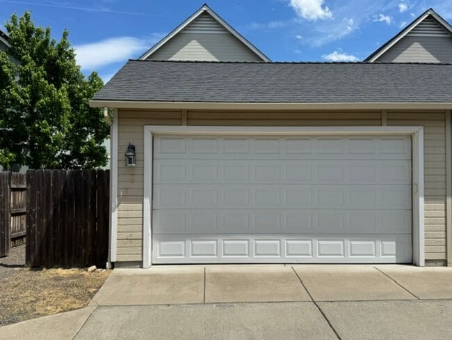 Building Photo - 3 Bedroom 2.5 Bath in Talent
