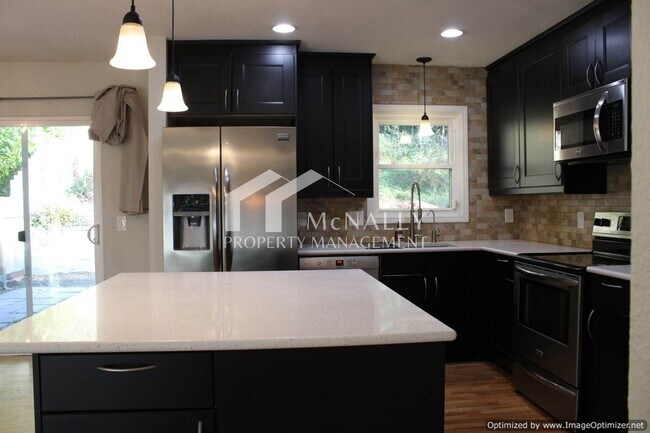 Foto del edificio - 3-Bedroom Split-Level Home with Garage