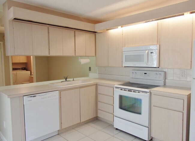 Building Photo - 2400 SW Danbury Ln
