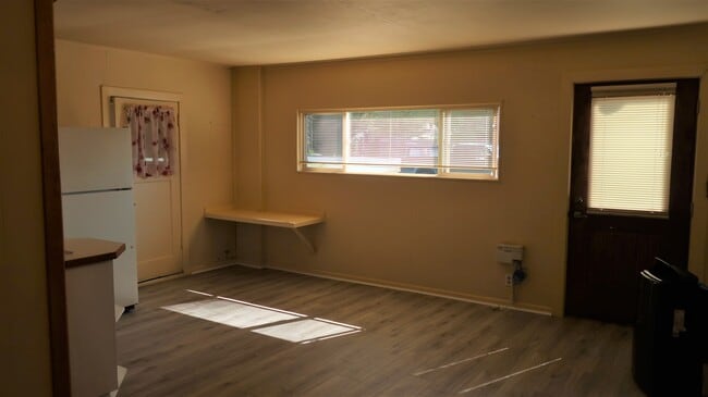 Building Photo - 610 Easy St