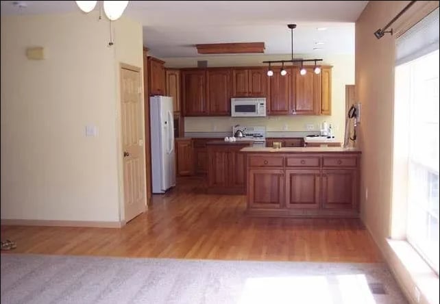 Building Photo - 560 Balmoral Cir