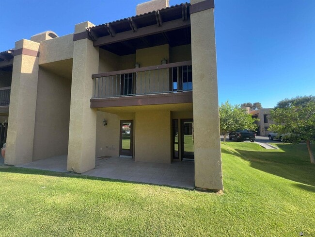 Building Photo - 800 E Country Club Dr