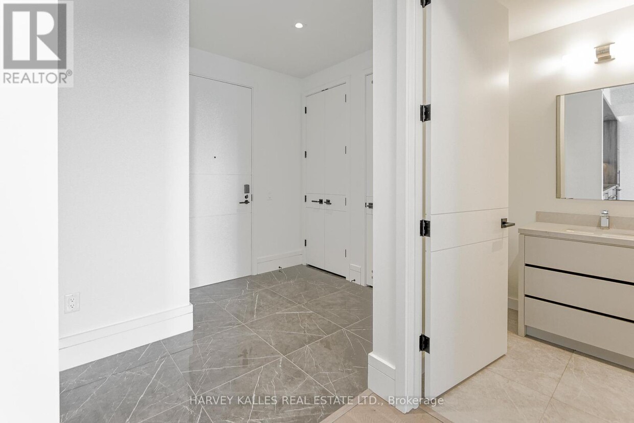 Photo principale - 215-1215 Lonsdale Rd