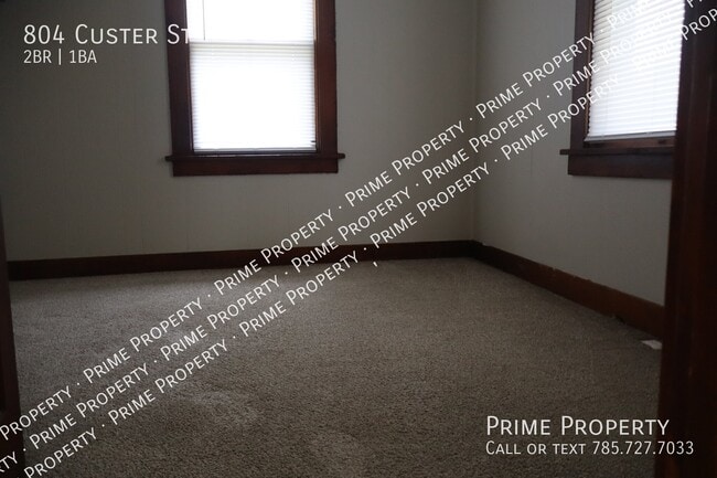 Building Photo - 804 Custer St