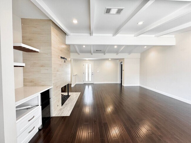 Building Photo - Beautiful 4 Bedroom 3.5 Bathroom Home in t...
