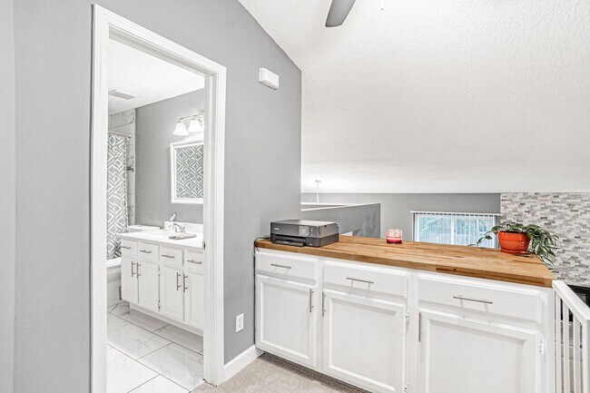 Foto del edificio - Beautiful 3 Bed 1.5 Bath Home with 2 Car G...