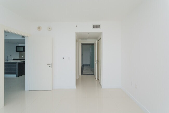 Building Photo - 200 S Biscayne Blvd