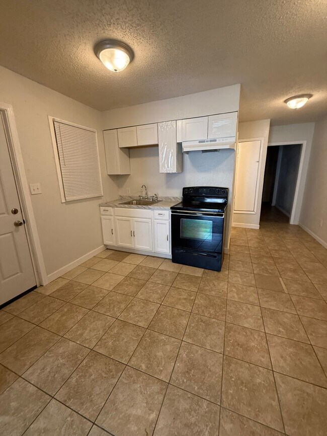 Building Photo - Newly Renovated 2-Bedroom Duplex – Section...