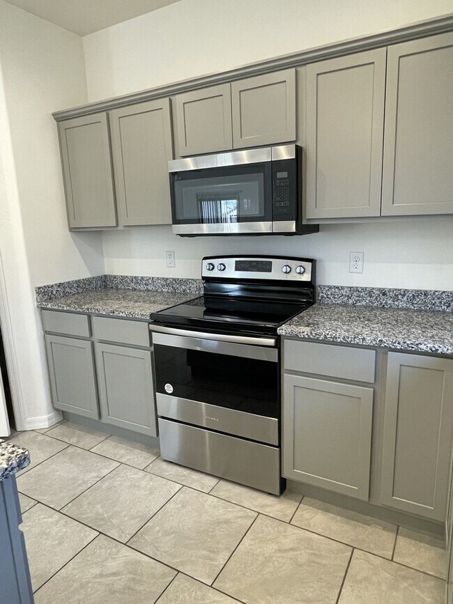 Foto del edificio - Sparkling clean and move in ready. New reduced rental rate! Call for a showing.