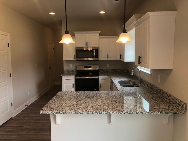 Building Photo - 2 story 3 bedroom 2.5 Bath Home!!