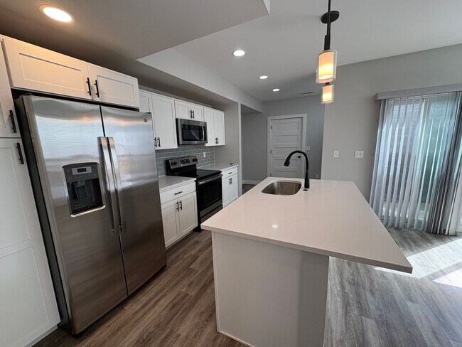 Foto del edificio - Modern 2 Bed + Flex Townhome with Rooftop Deck Near Paco Sanchez Park & Light Rail