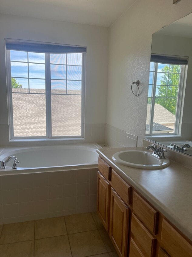 3 bedroom, 2 bathroom single family house in Aurora - 3 bedroom, 2 bathroom single family house ...