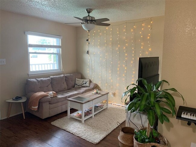 Building Photo - 2401 Manor Rd