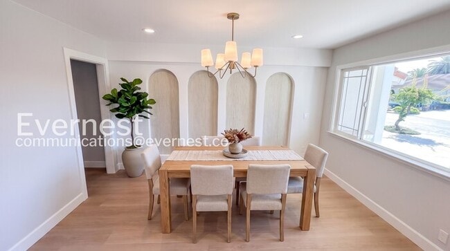 Building Photo - 4-Bed/2-Bath Home /Available Now!