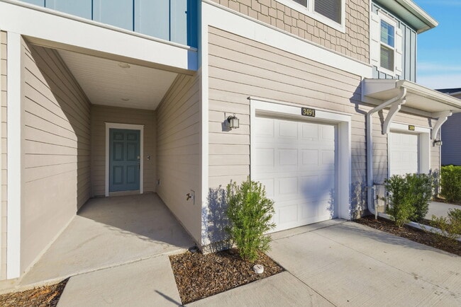 Building Photo - 3-Bedroom Oak Hammock Townhome – Internet Included!