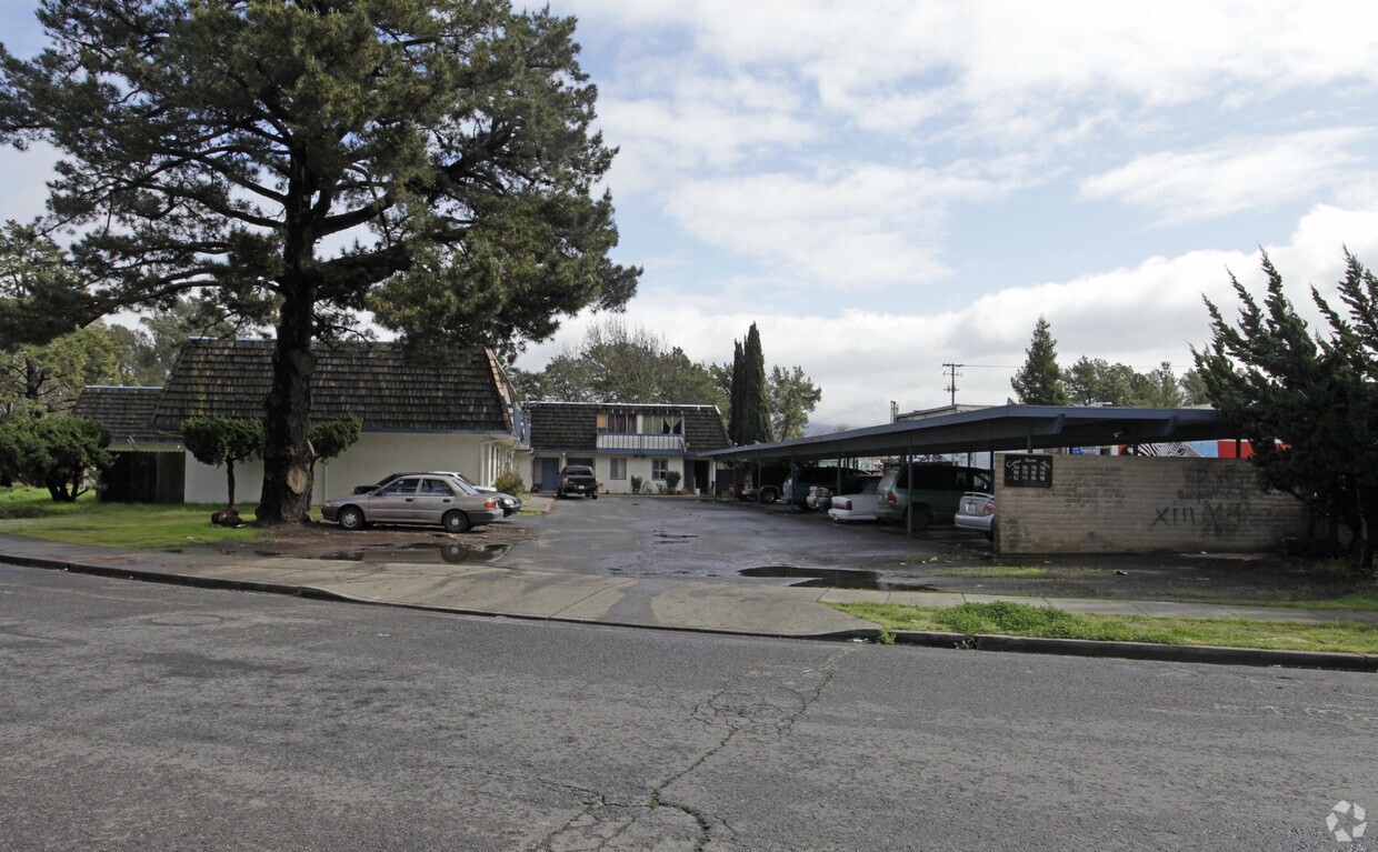 Primary Photo - 754-798 S Freeway Dr