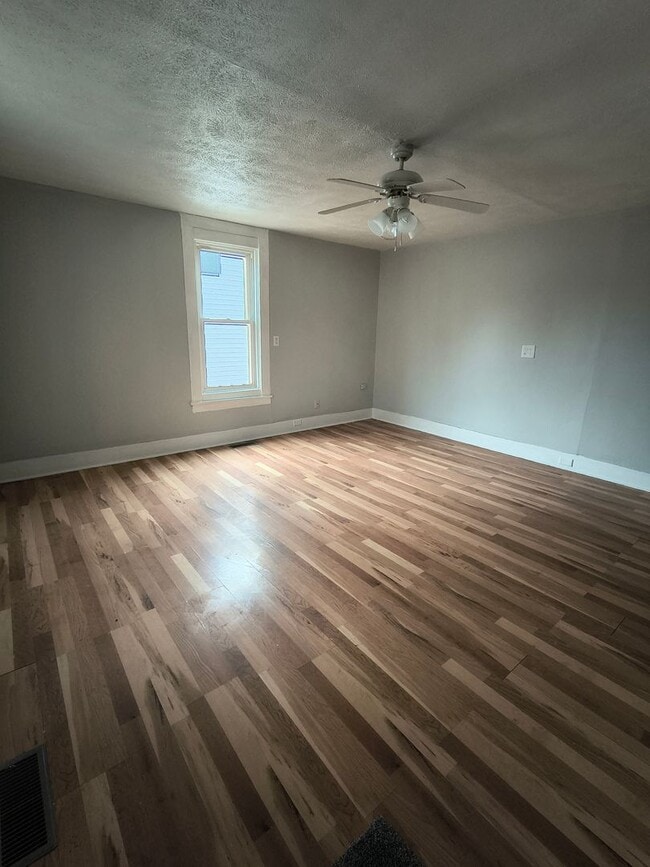 Building Photo - Cozy 3 Bedroom in Southside Council Bluffs!