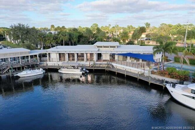 Foto del edificio - 1950 SW Palm City Rd