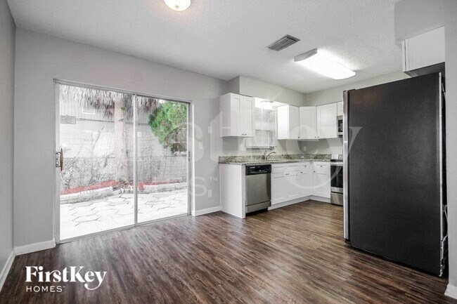 Foto del edificio - 130 Davison Ave N