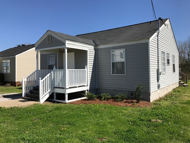 Building Photo - 3 Bedroom 2 Bath in East Tuscaloosa