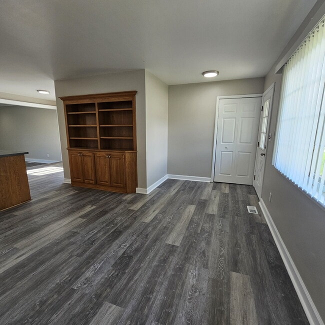 Building Photo - Updated 2 Bedroom Ranch with Open Living Room that Flows Through Kitchen, Dining Area to Great Ro...