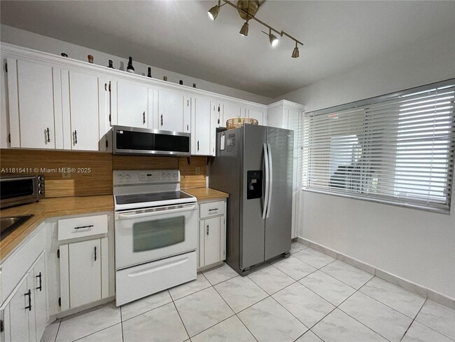Building Photo - 3571 Inverrary Dr