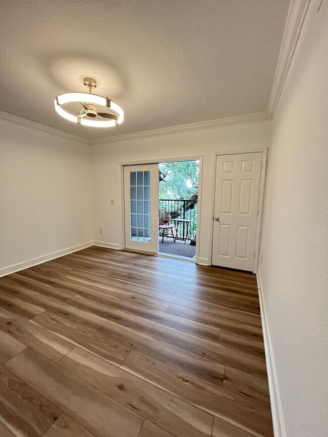 Spacious living room with brand-new, modern and high-quality ceiling fan - 304 E South St