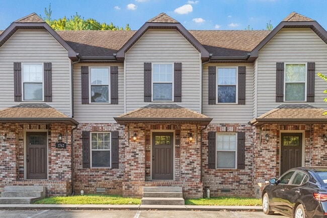 Foto del edificio - Two Bedroom Town House Off Exit 1!