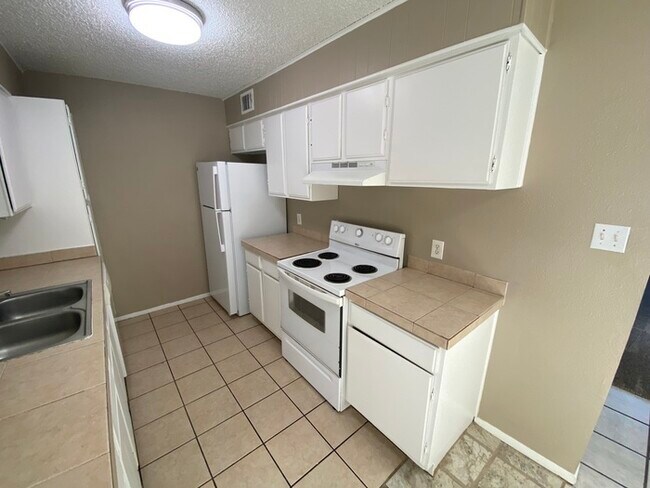 Foto del edificio - 3 bed 2 bath 2 story townhome