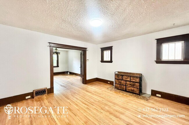 Building Photo - Spacious 4 Bed 3 Bath Semi-Detached Home i...