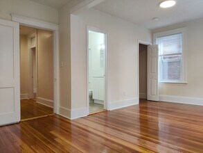 Building Photo - 10 Barrows St
