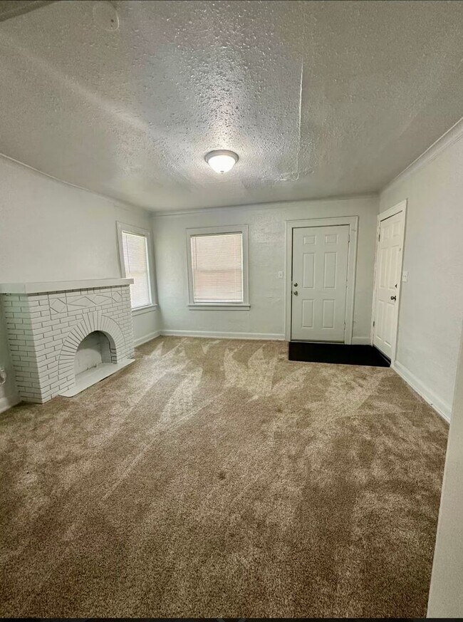 Building Photo - Large 2 Bedroom Duplex For Rent
