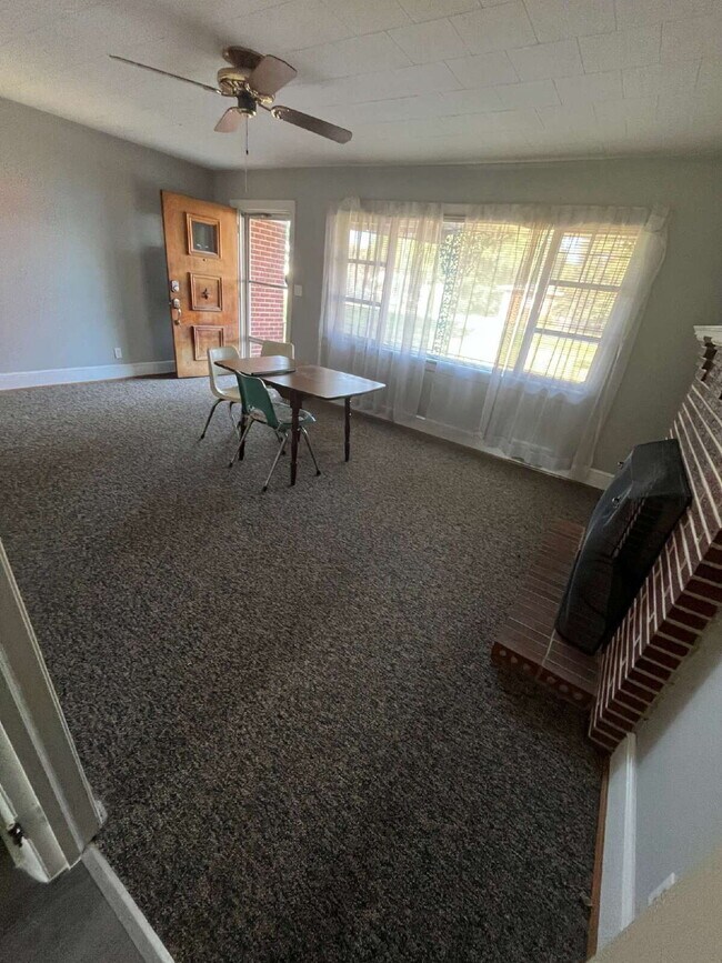 Foto del edificio - "Charming 3-Bedroom Retreat with Spacious Living in Colfax!"