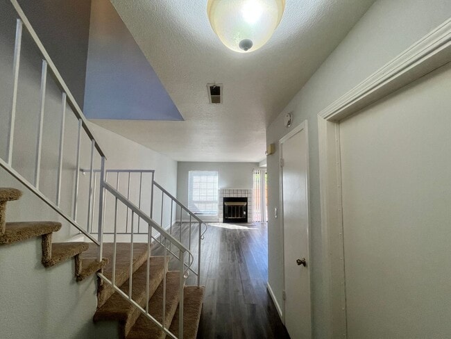 Building Photo - 2 Bed 2.5 Bath Townhome Available Now!! Sa...