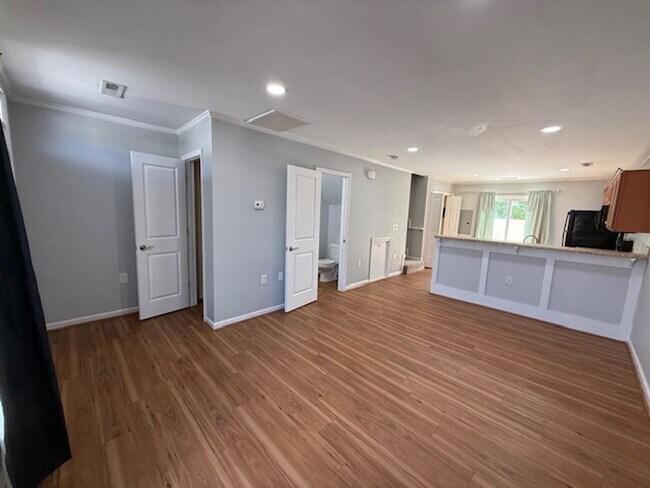 Building Photo - Townhome in Midway Park - Boyington Place!