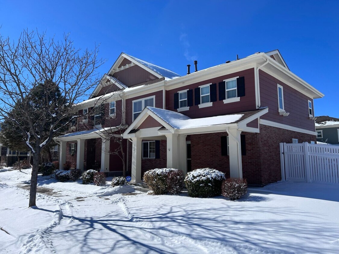 Foto principal - Beautiful 3 Bed/2.5 Bath End Unit Two-Leve...