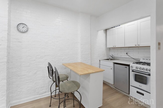 Building Photo - 426 W 46th St
