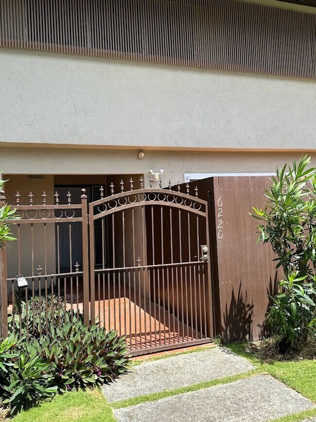 Foto del edificio - Hawaii Kai - The COLONY MARINA:  Lovely townhouse with spacious 4 bedrooms, 3 bath, 2 covered par...